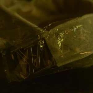 Louise Vuitton monogram bälte brun - Säljer ett klassiskt Louise Vuitton bälte i brunt skinn med ikoniskt monogrammönster och stor spänne i silver. Bältet har detaljer i beige och guldtoner, perfekt för att lyfta vilken outfit som helst. Längd 105 cm.