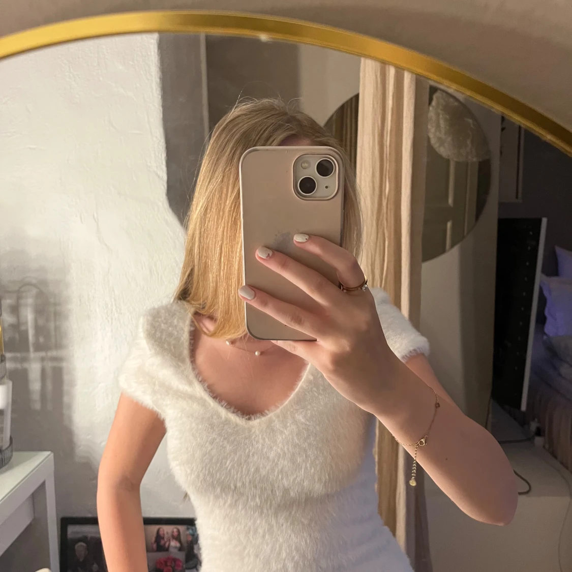 Vit fluffig stickad topp med v-ringning - 2