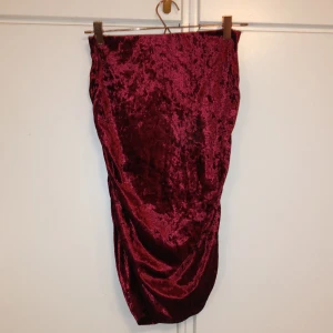 Vinröd sammetskjol  - Säljer en vinröd sammetskjol från Gina Tricot i storlek S. Knappt använt något och bra skick!