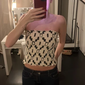 tubtopp  - Säljer en bandeau tubtopp från H&M i storlek s💗