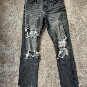 Grå ripped jeans från Zara - Supercoola jeans!!