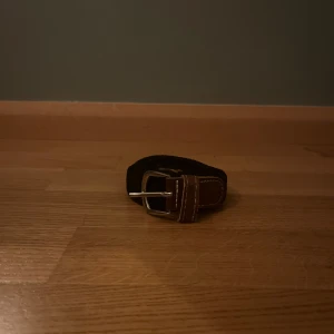 Flätat bälte Svart - Säljer ett as snyggt flätat bälte i storlek 105cm. Mycket bra skick. Skriv för fler frågor🙏🏼🙏🏼