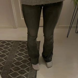 Grå bootcut jeans - Snygga grå jeans med bootcut. Vero Moda VMFLASH