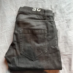 Svarta Dondup Jeans  - Svarta jeans från Dondup, strl 35 i passformen Mius. Byxan är i mycket gott skick och är använd få gånger. Nypris ca 3000kr, men säljer för 599kr. Hör av er för fler bilder och annat. 