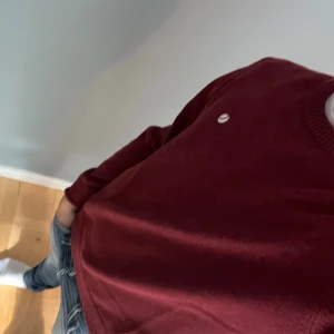 Vinröd stickad tröja från Björn Borg - Vinröd stickad tröja från Björn Borg i storlek M. Tröjan har rund hals, ribbade muddar och en liten logga på bröstet. Perfekt för dig som gillar enkel och stilren design med en djup färg. Passar till jeans och sneakers för en chill look.