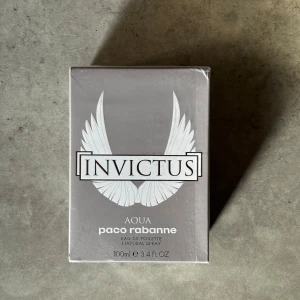 Paco Rabanne Invictus Aqua 100ml - Invictus Aqua från Paco Rabanne, 100ml Eau de Toilette. Perfekt för dig som vill sticka ut med en ikonisk doft.