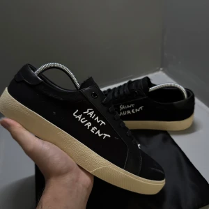 Saint Laurent skor  - Skick. 10/10.    Dustbag medföljer samt skor.   Skickas samma dag 