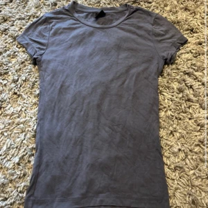 Blå t-shirt från Gina Tricot XS - En basic blå t-shirt från Gina Tricot i storlek XS. Modellen är klassisk med rund halsringning och korta ärmar. 