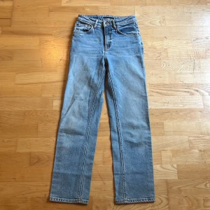 Ljusblå jeans från Nudie Jeans - Ljusblå raka jeans från Nudie Jeans! Jeansen har normal passform och är tillverkade i slitstarkt bomullsdenim. Perfekta för en avslappnad och stilren look. De är endast använda ett fåtal gånger då jag inte tyckte att de passade mig. Skriv för frågor!