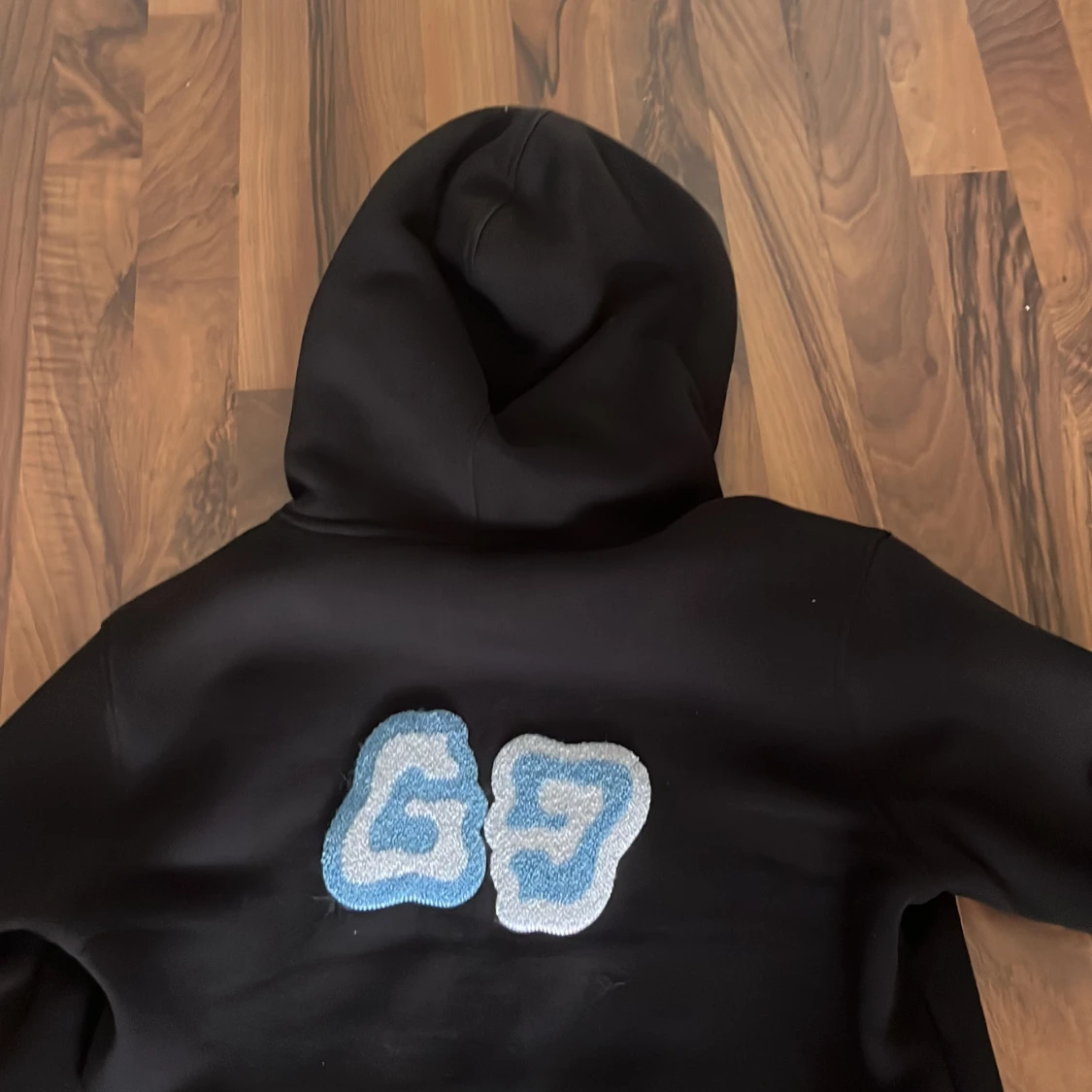 Svart hoodie Gravity Grab med tryck - 4