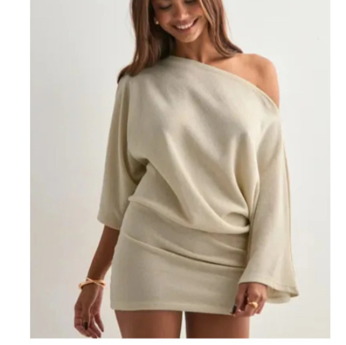 Beige offshoulder kortklänning