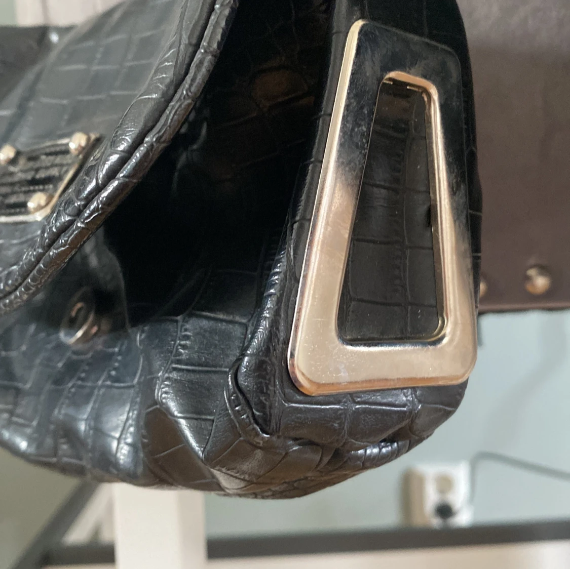 Svart axelväska med croco-mönster - 2