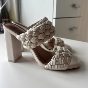 Beige flätade klackar från Call It Spring - Super fina klackar, använda nån gång❤️brukar ha 38 