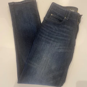 Lee Jeans - Hej, säljer nu mina marinblå jeans från Lee. Jeansen är helt oanvända och därav i nytt skick. Skriv gärna om ni har några funderingar🤩💭