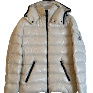Moncler Bady  - Moncler bady vinterjacka dam. Storlek 1 / S. skick 9/10 super fin inga fläckar eller liknande. Pris 4490! Finns att köpa på våran hemsida, Fashionels.com