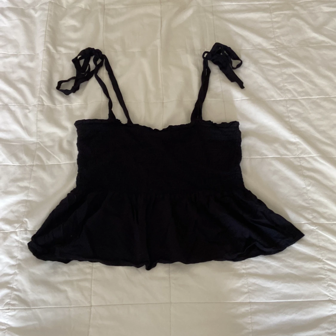 Svart linnetopp med knytband från Nelly