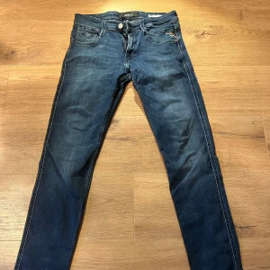 Replay blå jeans slim fit - Säljer ett par stilrena blå replay jeans i storlek 28/32! Dom har en liten lagning på högra bakfickan men som inte syns så jättetydligt vid användning. Priset kan diskuteras vid snabb affär! Mvh Filip