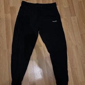 Calvin Klein mjukis byxor - Stilrena mjukis från Calvin Klein använd ett fåtal gånger!