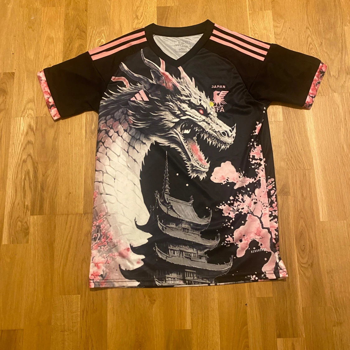 Japan Adidas fotbollströja drake S