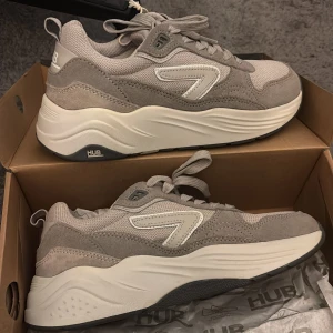 Sneakers från HUB strl 38 - Säljer mina sneakers från HUB eftersom storleken var för stor. Köpte de för ca 1år sedan och använde de väldigt få gånger i början. De är i fint skick, ser nya ut. 