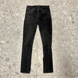 Nudie jeans !Storlek i beskrivning! - Säljer ett par svarta nudie jeans i mycket bra skick|| modellen är ”Grim Tim” || storleken är W31 L32 men jag upplever de mindre än detta, därför finns mått på bild 2 & 4|| hör av dig vid frågor 🔥 