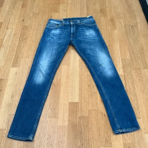 Dondup jeans - Tja, säljer ett par tvär feta Dondup, pga de är för små för mig || Skicket är 9/10 || Priset är inte hugget i sten || Hör av er vid minsta fundering eller fråga⚜️||