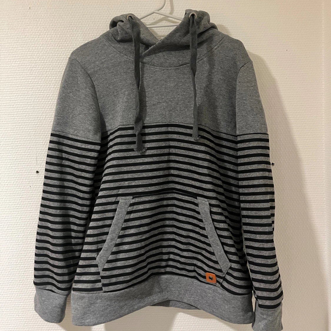 Grå och svart randig hoodie