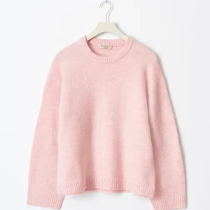 Ljusrosa stickad tröja från Gina Tricot - Supermjuk och fluffig ljusrosa stickad tröja från Gina Tricot. Tröjan har rund halsringning, ribbade muddar och en loose passform som ger en chill vibe. Perfekt att mysa i under kyliga dagar.