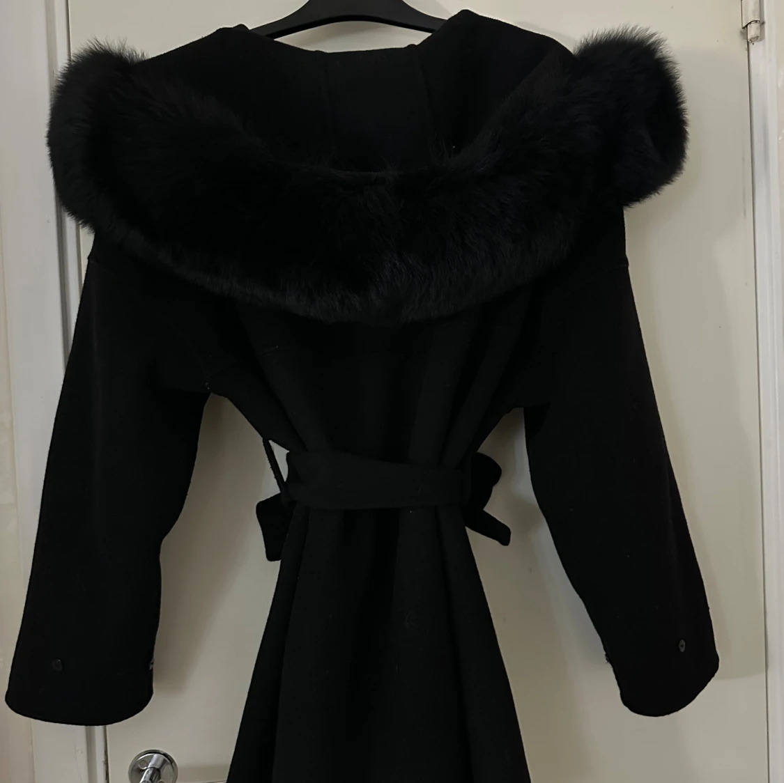 Elegant svart kappa med pälskrage  - 2