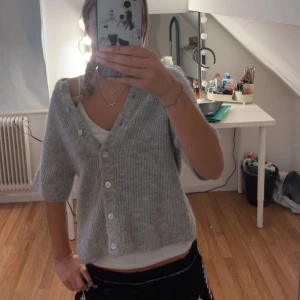 Grå kofta från Gina  - Grå super söt stickad kofta från Gina men den kommer inte till användning längre tyvärr❤️
