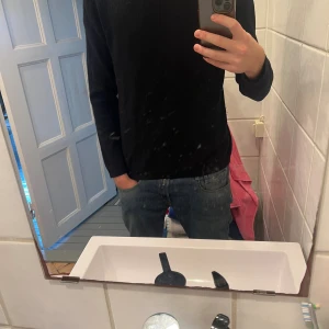 Mörkblå stickad tröja Tiger of Sweden - Mörkblå stickad tröja i merinoull från tiger of Sweden. Tröjan är i stl M. Mycket bra skick och inga större täcken på användning. Säljer pga att den är för kort. Personen på bilden är 188 och har stl M. Bara att höra av sig vid frågor.