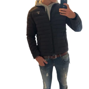 Svart pufferjacka från Morris - Skön jacka i perfekt skick från morris, perfekt nu till hösten och vintern!