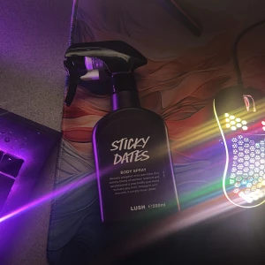 Sticky Dates Body Spray 200ml - Sticky Dates Body Spray från Lush i 200ml-flaska. En ikonisk body spray med en blandning av benzoin resin och sandelträ. Perfekt för dig som vill sticka ut och dofta unikt.   OBS❗️❗️ Använder produkten med 5 sprut 