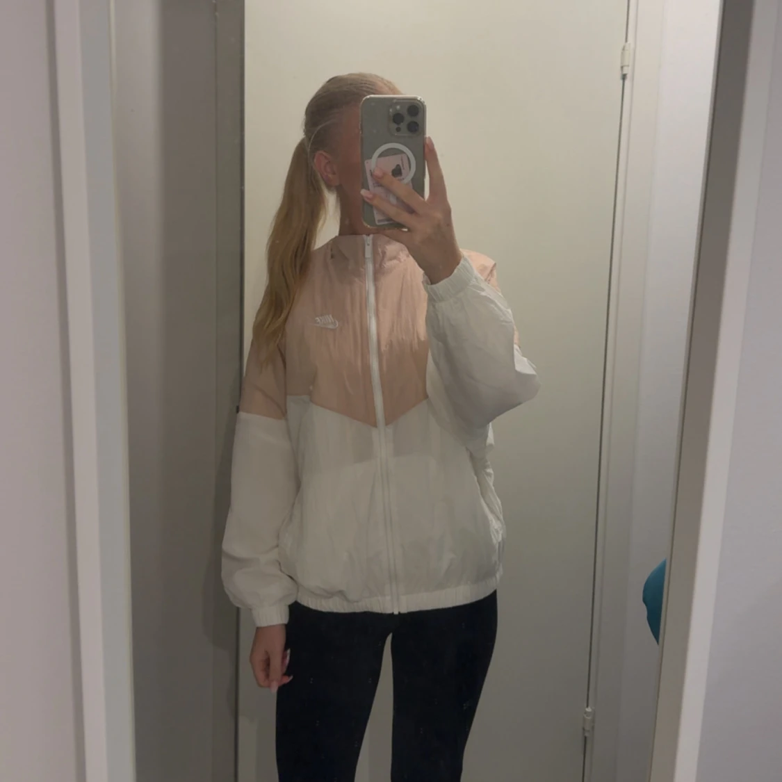 Nike vindjacka i rosa och vitt