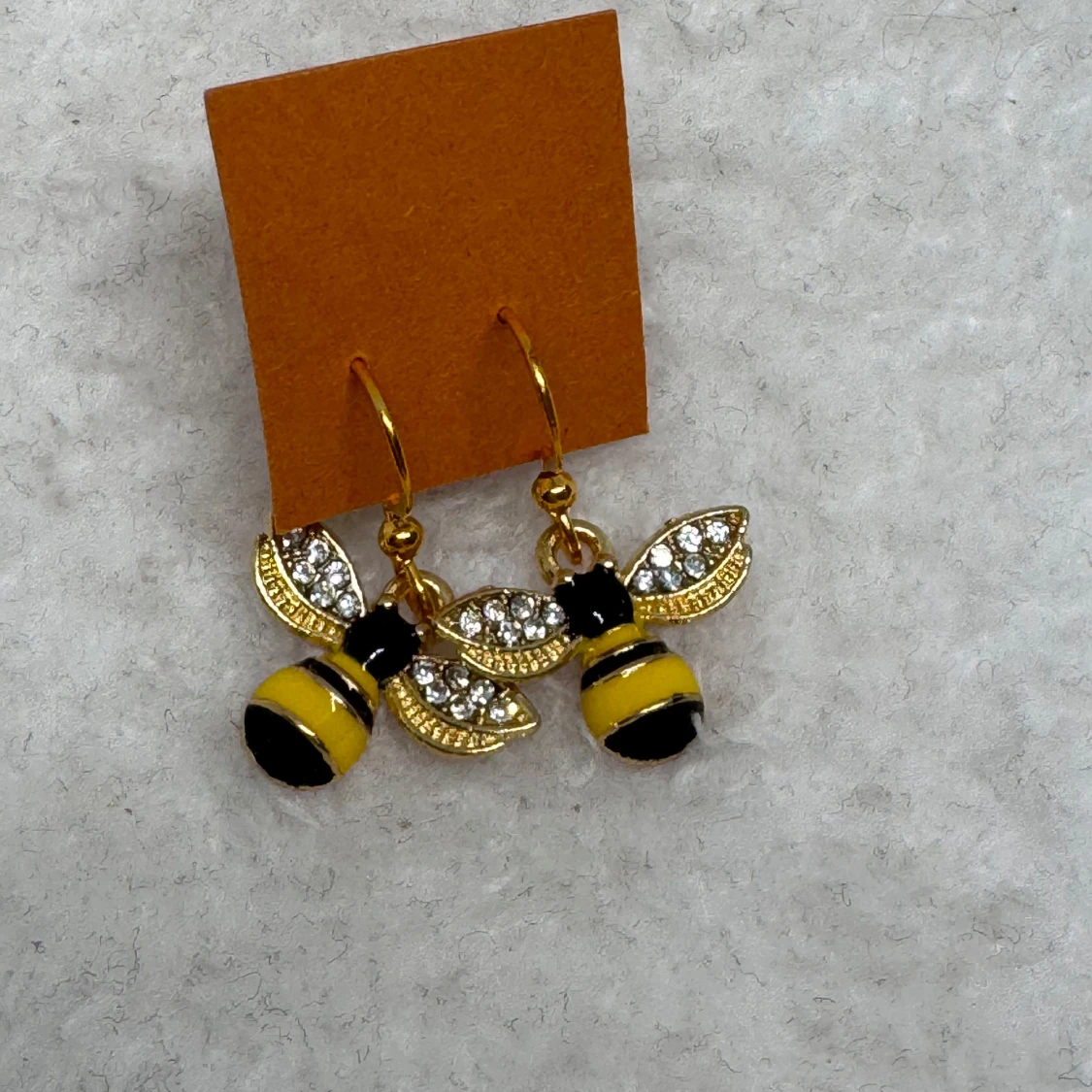 Glittriga bi-örhängen i guld