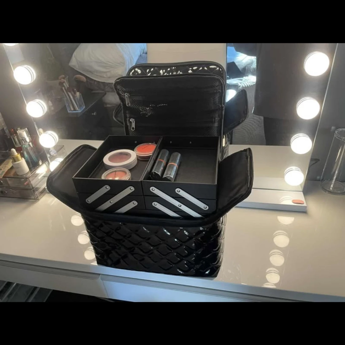 Shelas - Svart quiltad sminkväska med dragkedja - 1