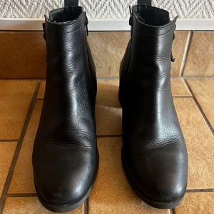 Skor dam -  märke Rizzoli - storlek 40 - Fam skor med märket Rizzoli i storlek 40.            (Se foton för skick)