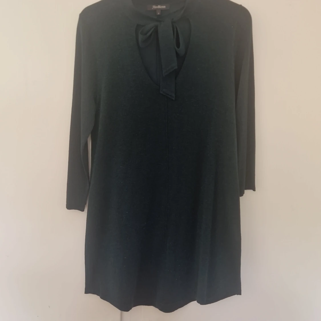 Mörkgrön klänning med rosett