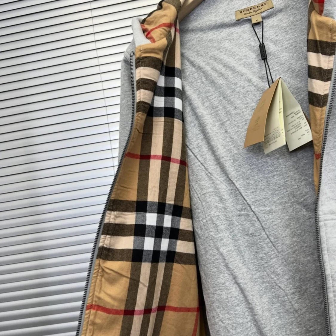 Grå hoodie från Burberry med dragkedja - 1