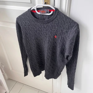 Morris sweatshirt  - Grå Morris sweatshirt 100% merino wool. Den har dock krympt i tvätten och är mer en XS/ S. Den sitter typ vid naveln på mig som är 180,75 kg. Skulle rekommendera till någon som är omkring 160 ish. Kom med frågor! Den är inte lika mjuk heller längre eftersom den krympt 