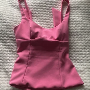 Zara rosa topp  - Säljer denna topp från zara, använt 2 gånger , jätte bra skick, på ryggen är de en rosett , toppen är i storlek S! Säljer för 200