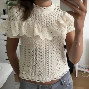 Zara tröja  - Jättefin Sara tröja som jag säljer då jag köpte den på Plick men inte använder den🩷 det står storlek M men skulle snarare säga att den är S. 1:a bilden är inte min 