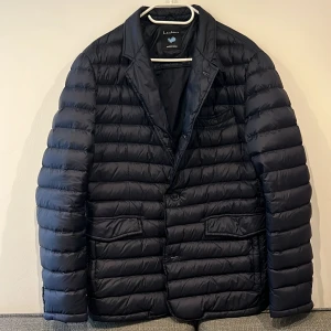 Kavaj jacka - Tjena, säljer nu min kavaj dunjacka, perfekt för sig som vill han en snygg, unik jacka till vintern/hösten. Jacka är av märket Loutier. Jackan är även fylld med gåsfjädrar. Den är nästan inte använd, skicket är 10/10. Köpte den för 2100kr men säljer för endast 899! Bara att skriva kring funderingar. Det är ett litet hål i ena fickan men inget som märks.