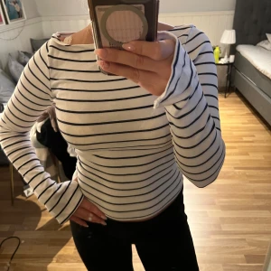 Randig långärmad tröja Gina Tricot - Vit och marinblå randig långärmad tröja från Gina Tricot. Tröjan har en tight passform, rund halsringning och långa ärmar med slit. Använt 2 gånger och sen tvättad💗