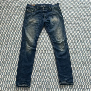 Diesel Jeans - Tja, säljer nu ett par asfeta diesel jeans i storlek 32/32 med en snygg wash på framsidan av jeansen. Byxorna är i passform slim. Hör av dig vid minsta lilla fundering:)