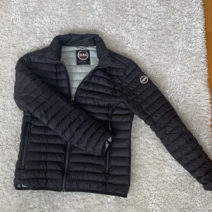 Colmar jacka - Säljer min colmar jacka då den har blivit för liten för mig, den är storlek 46 och sitter som en liten S/xs. Riktigt snygg jacka som är perfekt till hösten! 