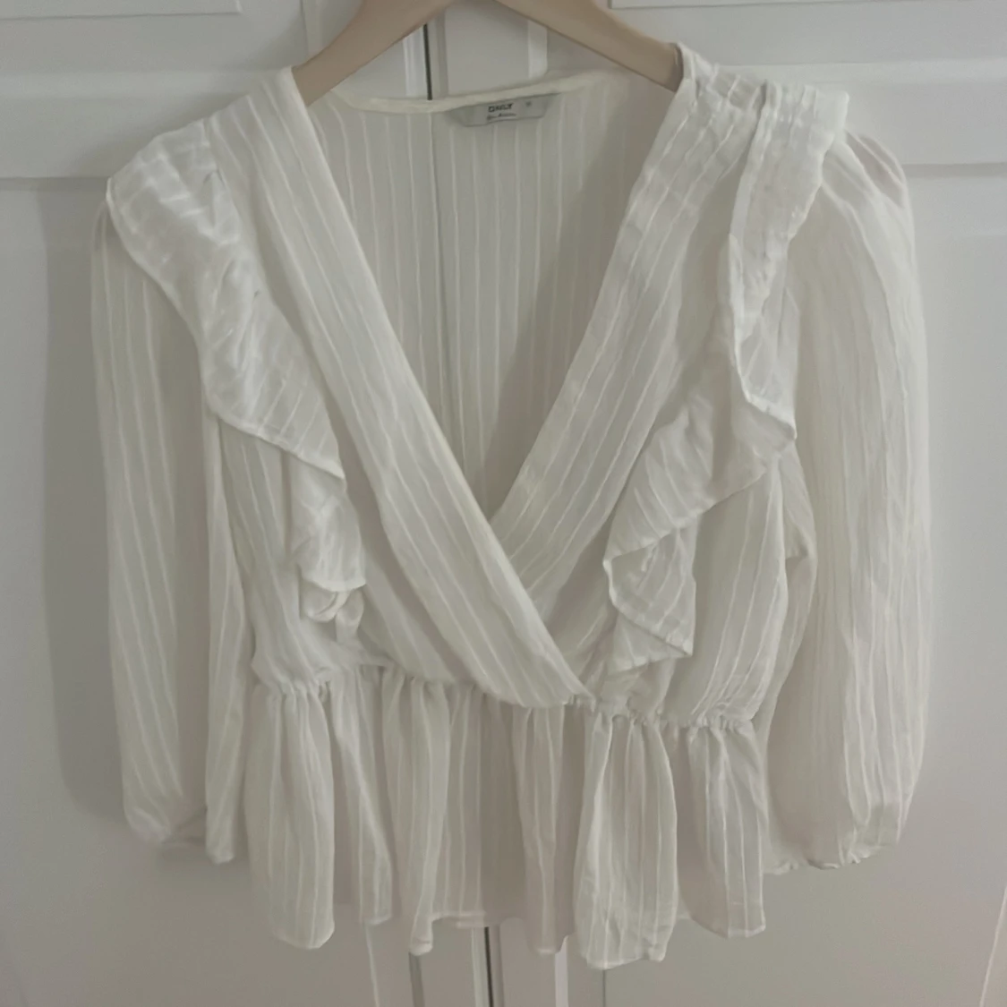 Vit omlottblus med volang från ONLY