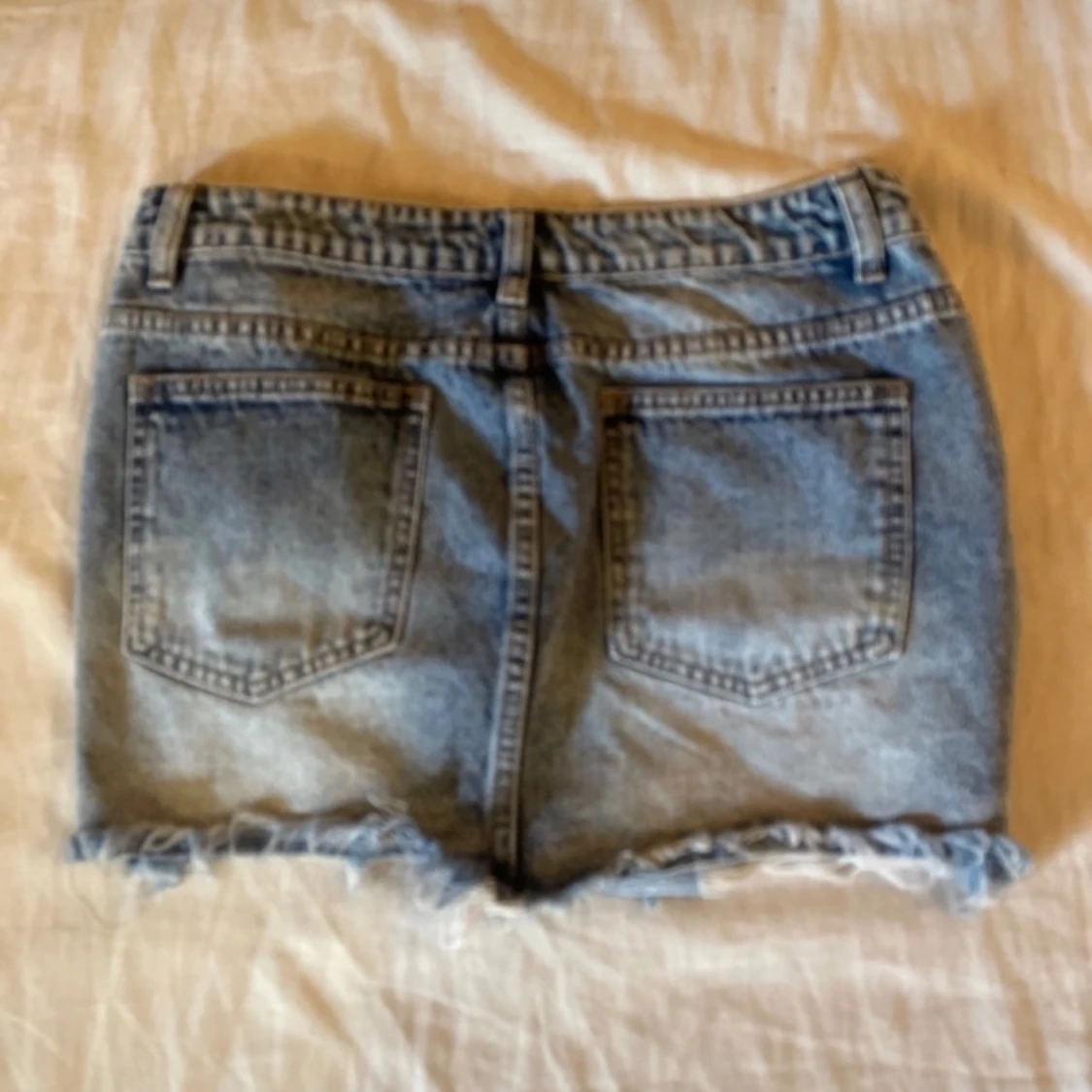 Blå jeanskjol med slitningar - 1