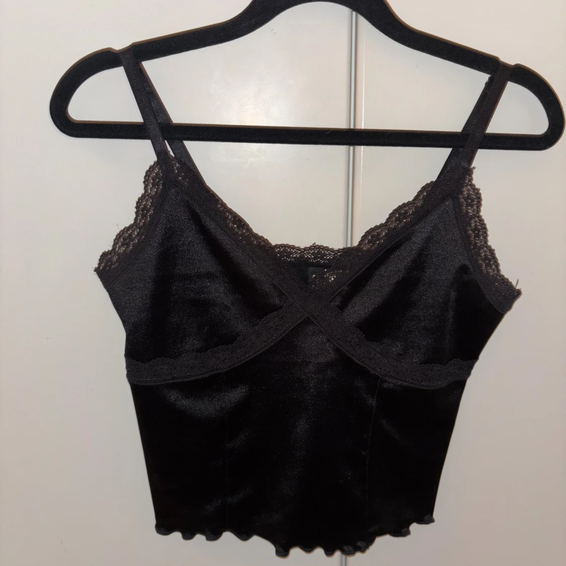 Svart satinlinnetopp med spets H&M