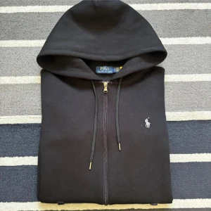 Svart hoodie från Polo Ralph Lauren - Ralph Lauren hoodie, skick 8/10, endast en defekt på den sista bilden. Mvh AdamCloset 